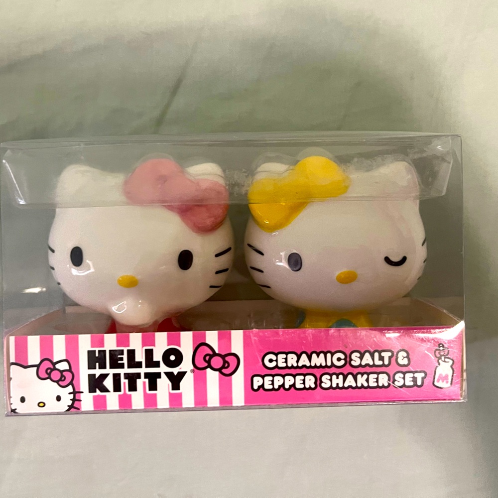 Salt and pepper hello kitty